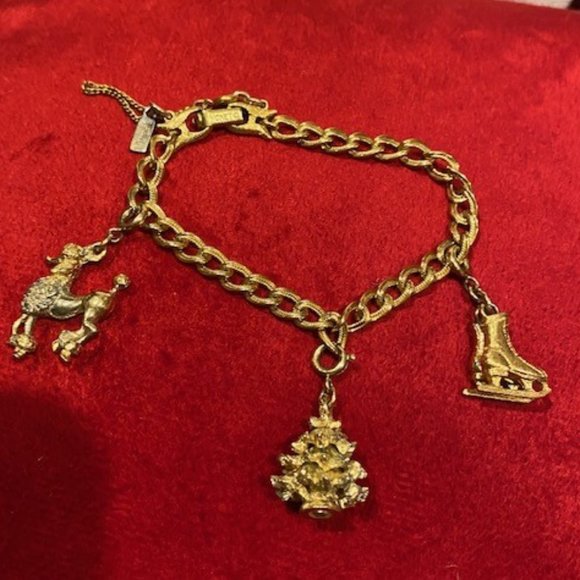 HOLIDAY🎄🎄VTG MONET Gold Tone Link Charm BRACELET - Picture 4 of 9